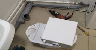 Установка напольного унитаза в Усть-Джегуте: монтаж под ключ от СантехДомСтд от 5110 рублей.